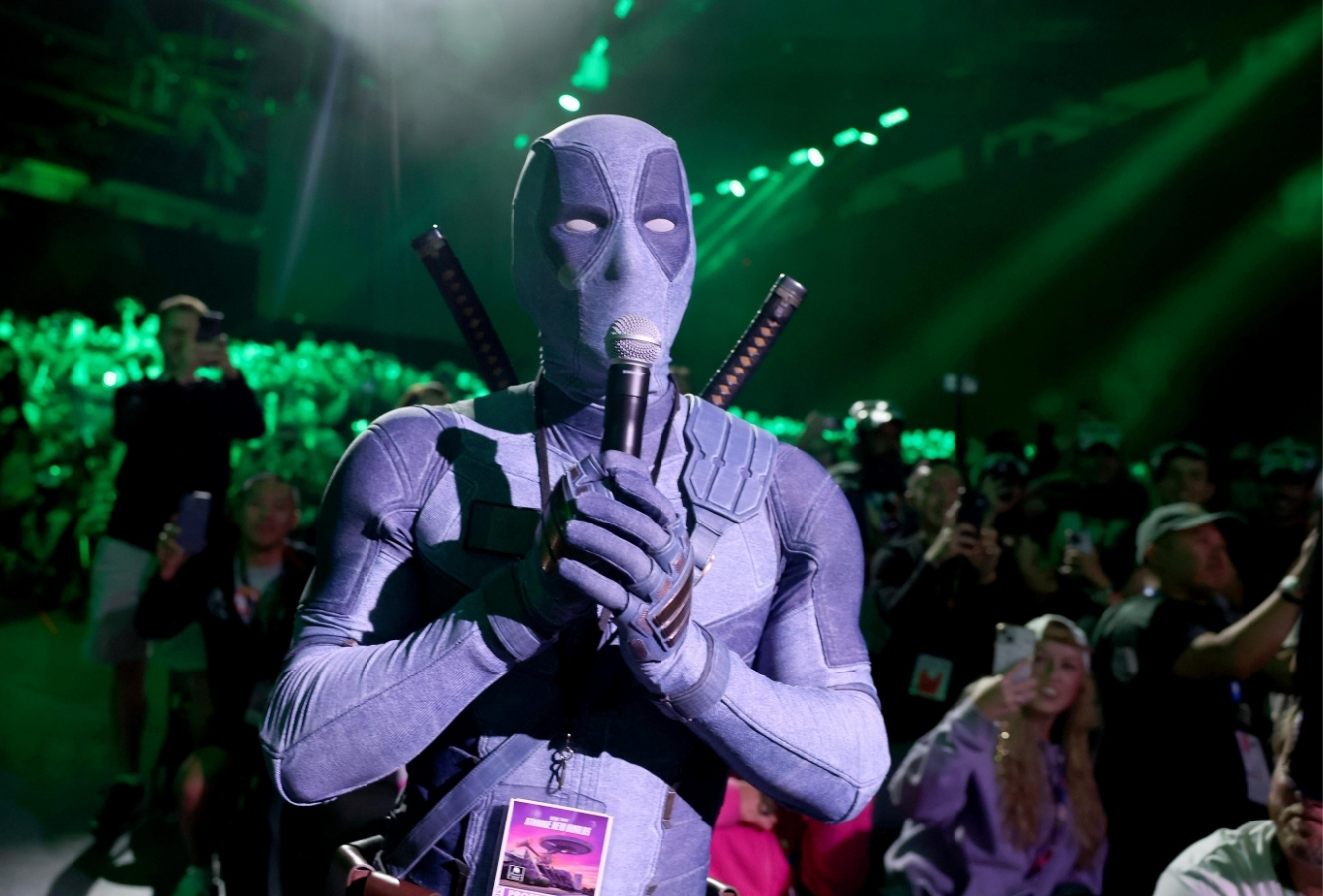 Ryan Reynolds aparece como Deadpool en la Comic-Con y pide un papel en Avengers Doomsday
