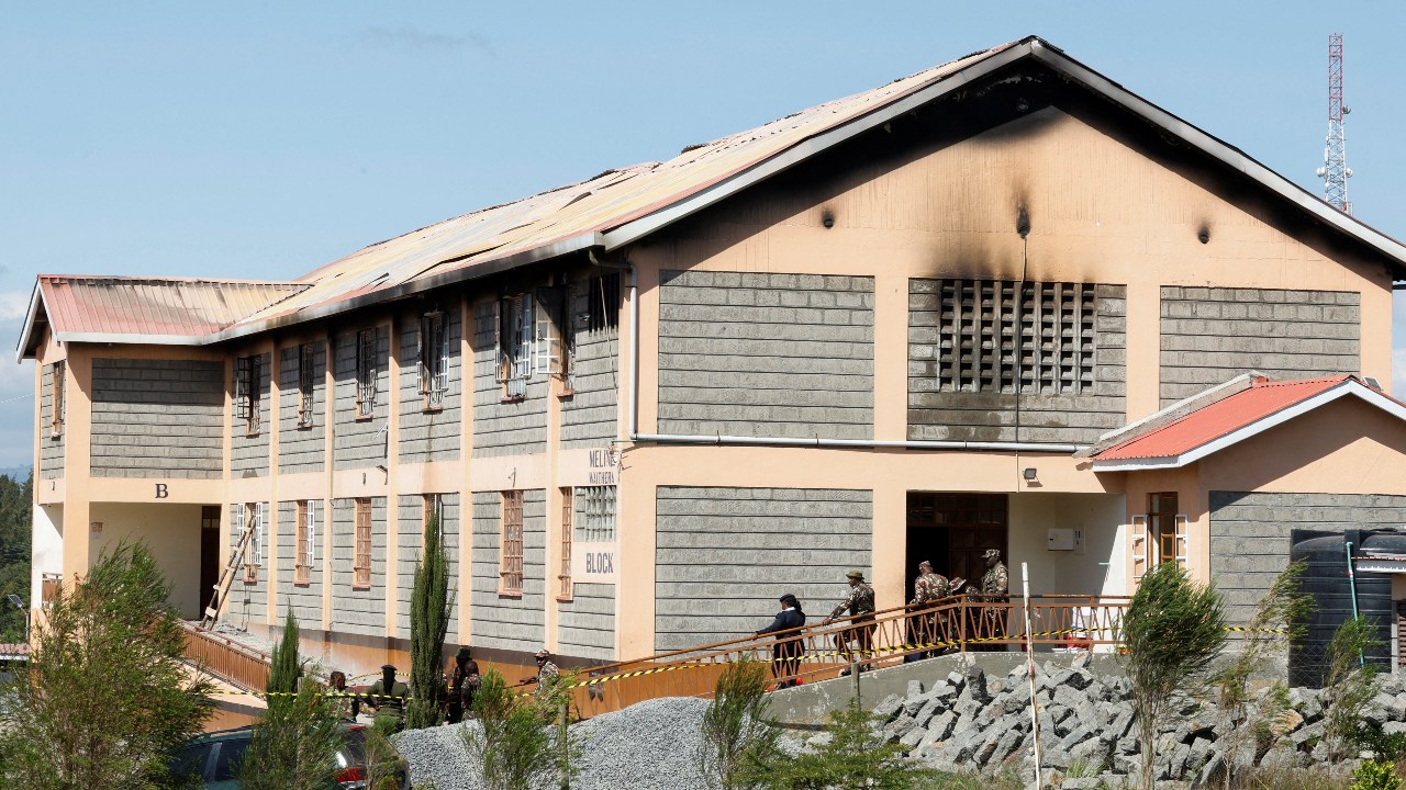 Padres toman fotografías de las ruinas del dormitorio tras un incendio nocturno en la escuela secundaria Utumishi Girls’ Academy en Gilgil, condado de Nakuru, Kenia , el 28 de mayo de 2026. 